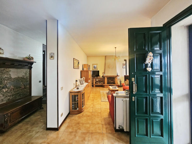 Proponiamo in vendita, a Megliadino San Vitale, spaziosa casa singola con ampia area verde esclus...