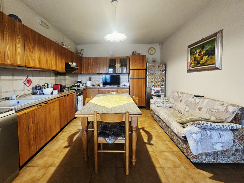 Proponiamo in vendita, a Megliadino San Vitale, spaziosa casa singola con ampia area verde esclus...