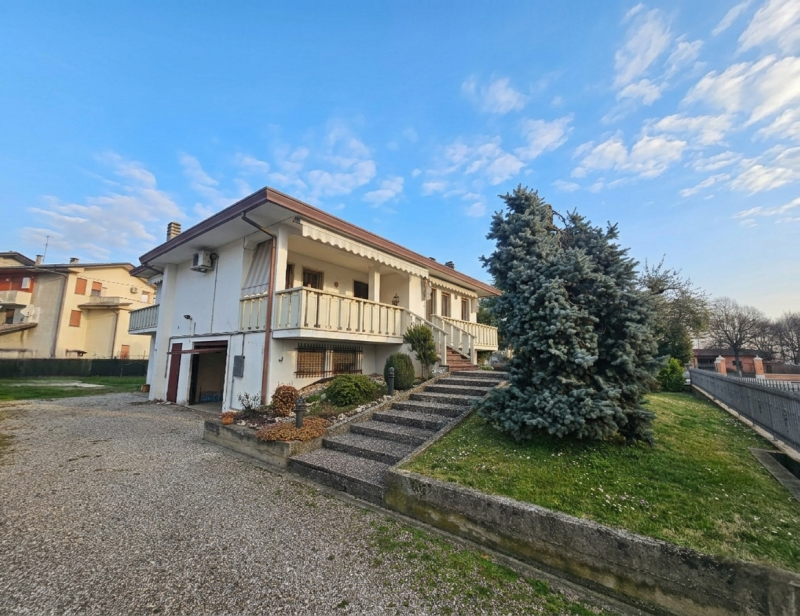 Proponiamo in vendita, a Megliadino San Vitale, spaziosa casa singola con ampia area verde esclus...