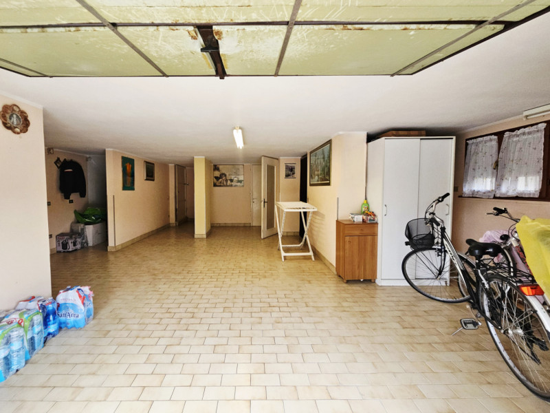 Proponiamo in vendita, a Megliadino San Vitale, spaziosa casa singola con ampia area verde esclus...