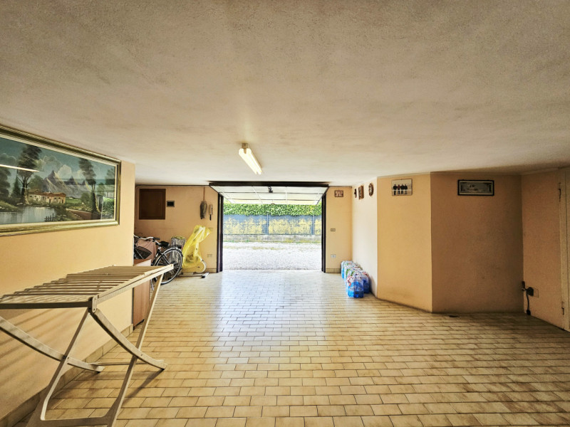 Proponiamo in vendita, a Megliadino San Vitale, spaziosa casa singola con ampia area verde esclus...