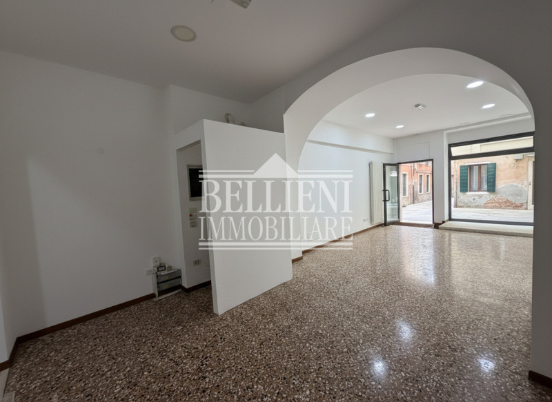 CENTRO STORICO: nel cuore del centro storico di Vicenza, proponiamo in locazione splendido negozi...