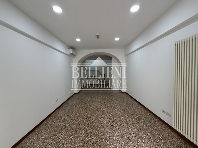 CENTRO STORICO: nel cuore del centro storico di Vicenza, proponiamo in locazione splendido negozi...