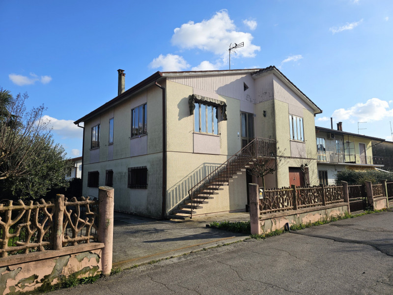 Rif. PON165 
Nel cuore di Pontelongo proponiamo in vendita una rara opportunità: una casa singola...