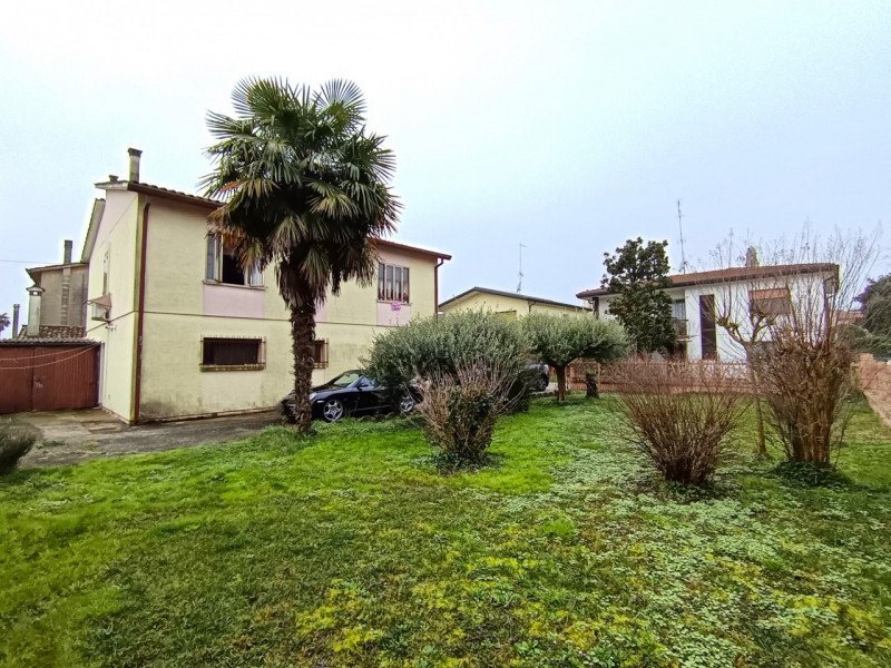 Rif. PON165 
Nel cuore di Pontelongo proponiamo in vendita una rara opportunità: una casa singola...