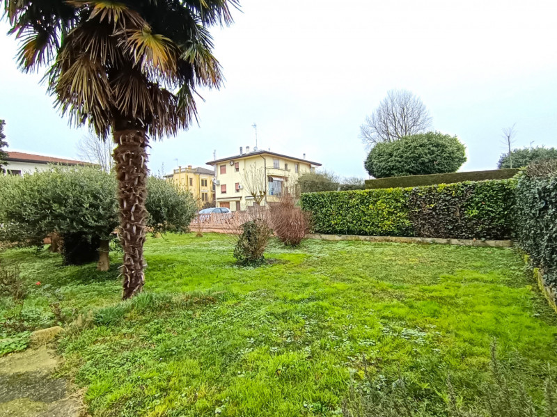 Rif. PON165 
Nel cuore di Pontelongo proponiamo in vendita una rara opportunità: una casa singola...