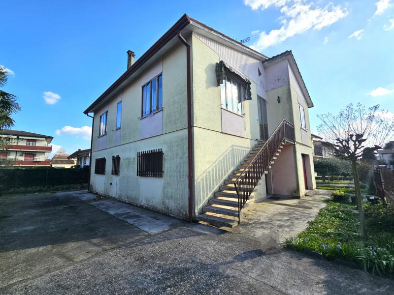 Rif. PON165 
Nel cuore di Pontelongo proponiamo in vendita una rara opportunità: una casa singola...