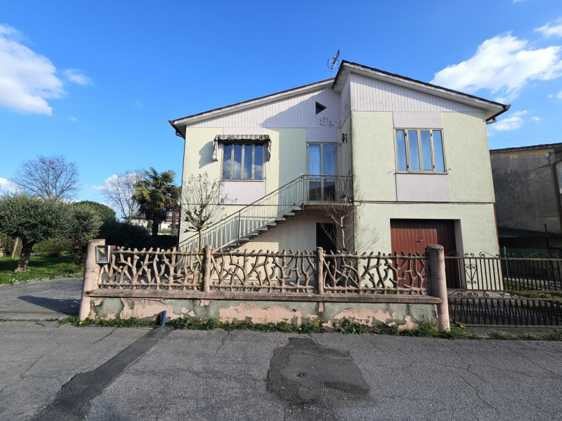 Rif. PON165 
Nel cuore di Pontelongo proponiamo in vendita una rara opportunità: una casa singola...