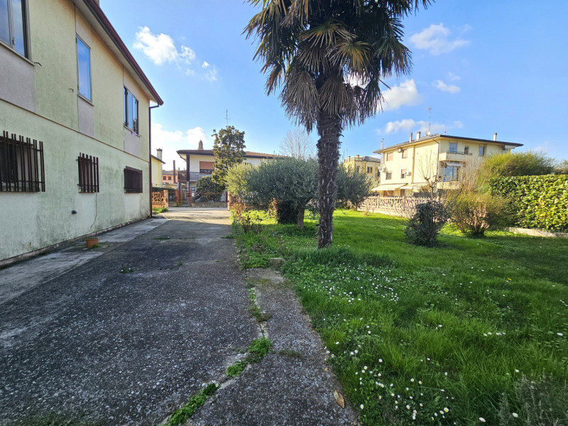 Rif. PON165 
Nel cuore di Pontelongo proponiamo in vendita una rara opportunità: una casa singola...