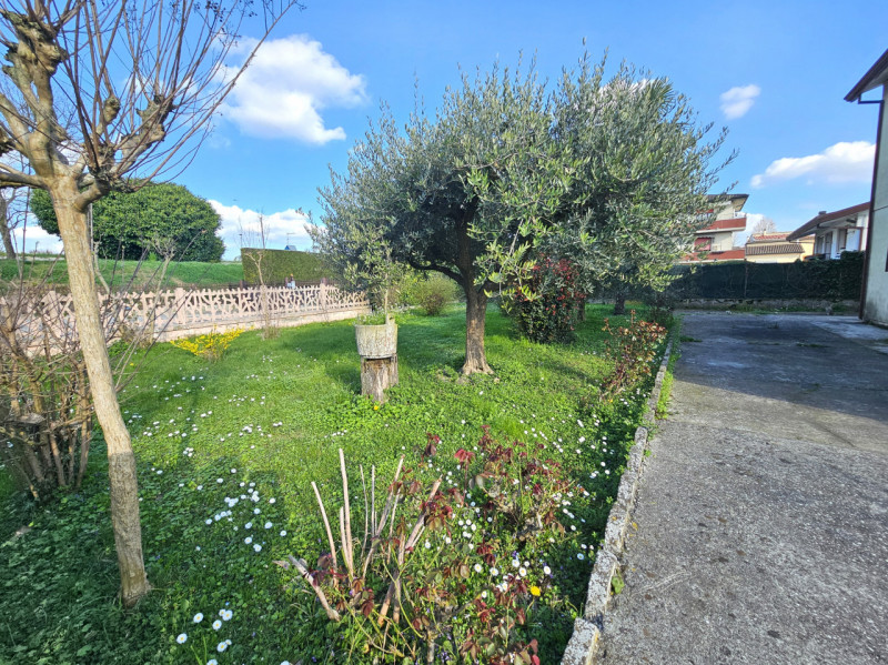 Rif. PON165 
Nel cuore di Pontelongo proponiamo in vendita una rara opportunità: una casa singola...