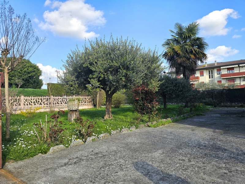 Rif. PON165 
Nel cuore di Pontelongo proponiamo in vendita una rara opportunità: una casa singola...