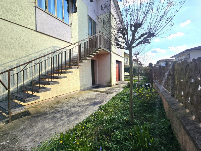 Rif. PON165 
Nel cuore di Pontelongo proponiamo in vendita una rara opportunità: una casa singola...