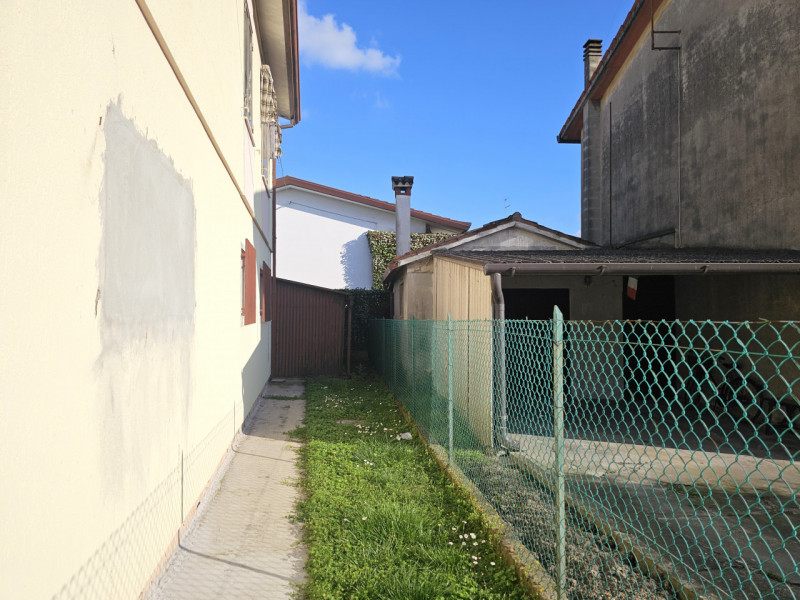 Rif. PON165 
Nel cuore di Pontelongo proponiamo in vendita una rara opportunità: una casa singola...