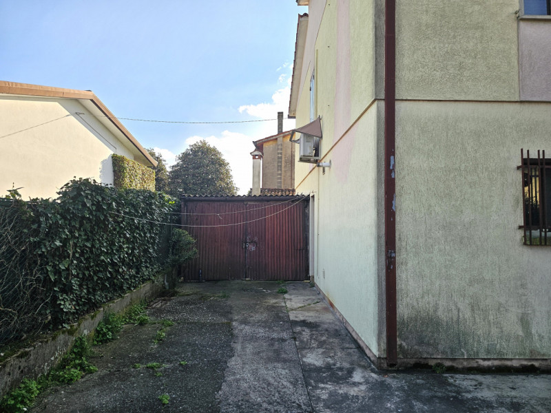 Rif. PON165 
Nel cuore di Pontelongo proponiamo in vendita una rara opportunità: una casa singola...