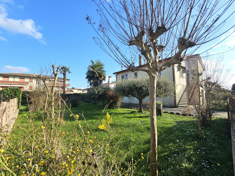 Rif. PON165 
Nel cuore di Pontelongo proponiamo in vendita una rara opportunità: una casa singola...