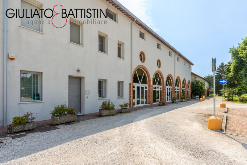 VICENZA: in curatissimo contesto ristrutturato, interamente direzionale, proponiamo in locazione ...