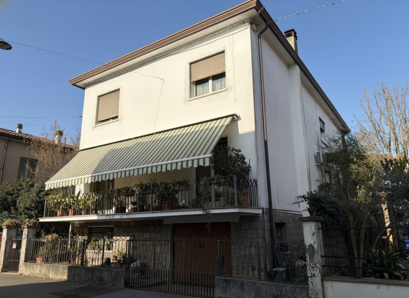 Nel pieno centro di Battaglia Terme, in posizione estremamente comoda ai principali collegamenti ...