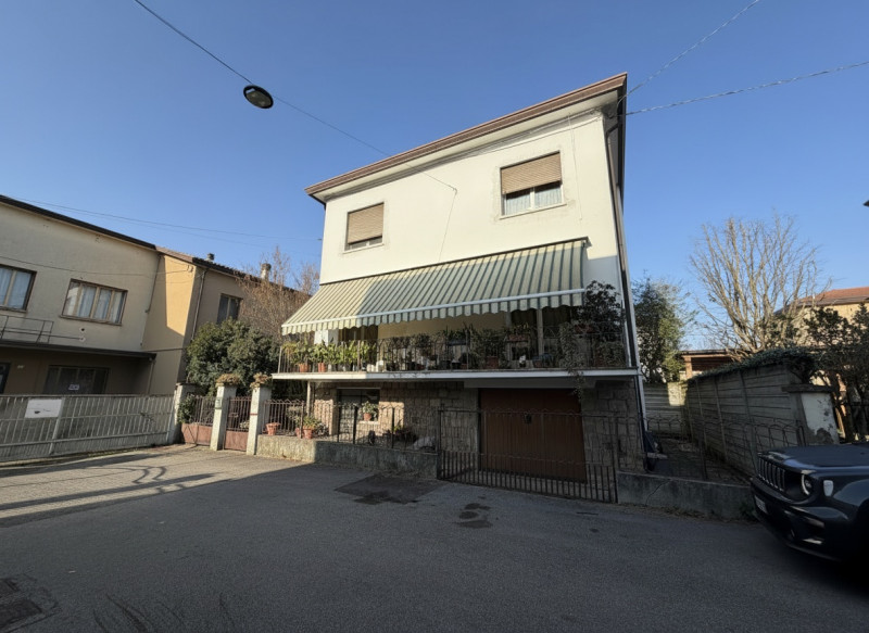 Nel pieno centro di Battaglia Terme, in posizione estremamente comoda ai principali collegamenti ...