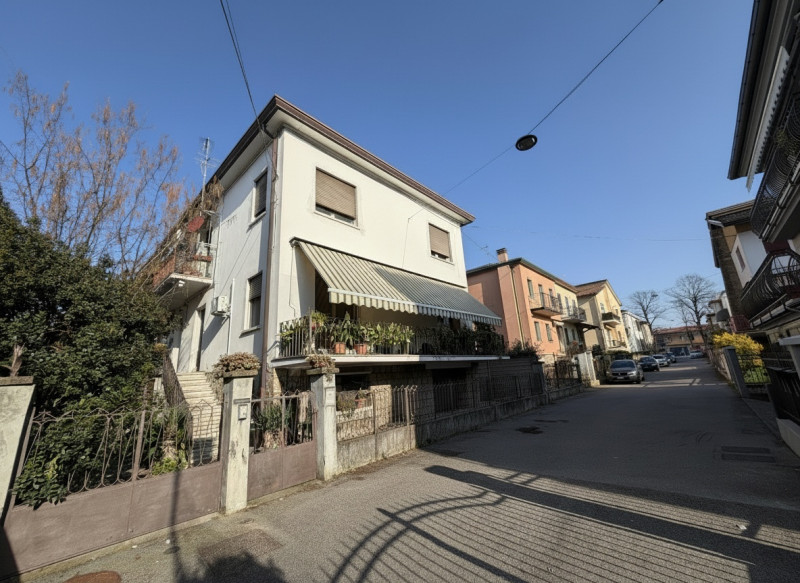 Nel pieno centro di Battaglia Terme, in posizione estremamente comoda ai principali collegamenti ...