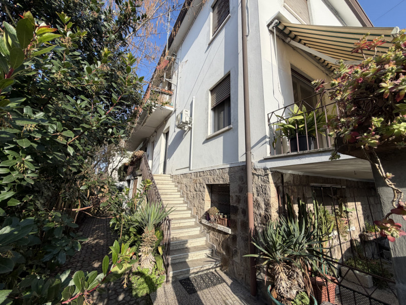 Nel pieno centro di Battaglia Terme, in posizione estremamente comoda ai principali collegamenti ...