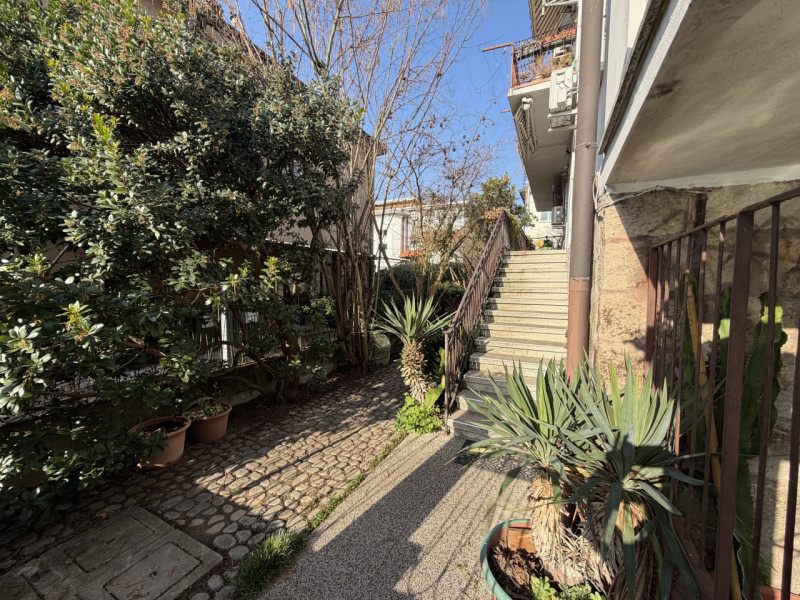 Nel pieno centro di Battaglia Terme, in posizione estremamente comoda ai principali collegamenti ...