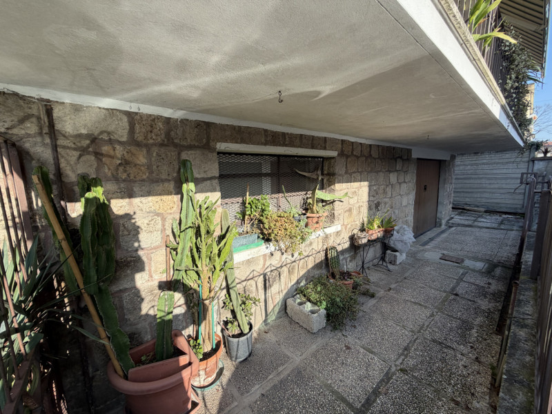 Nel pieno centro di Battaglia Terme, in posizione estremamente comoda ai principali collegamenti ...