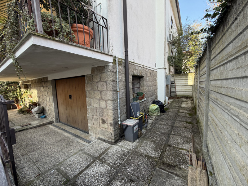 Nel pieno centro di Battaglia Terme, in posizione estremamente comoda ai principali collegamenti ...