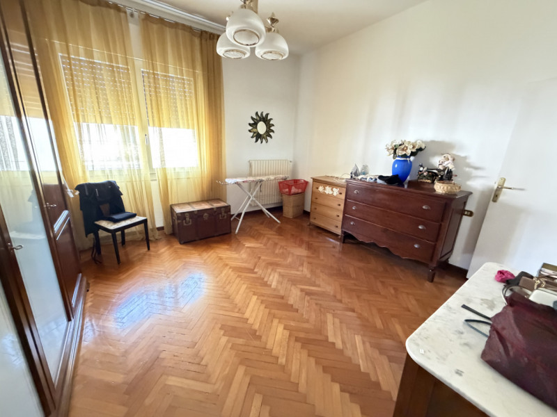 Nel pieno centro di Battaglia Terme, in posizione estremamente comoda ai principali collegamenti ...