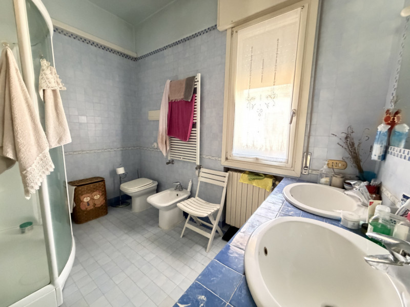 Nel pieno centro di Battaglia Terme, in posizione estremamente comoda ai principali collegamenti ...