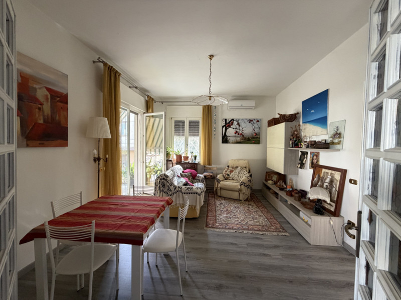 Nel pieno centro di Battaglia Terme, in posizione estremamente comoda ai principali collegamenti ...