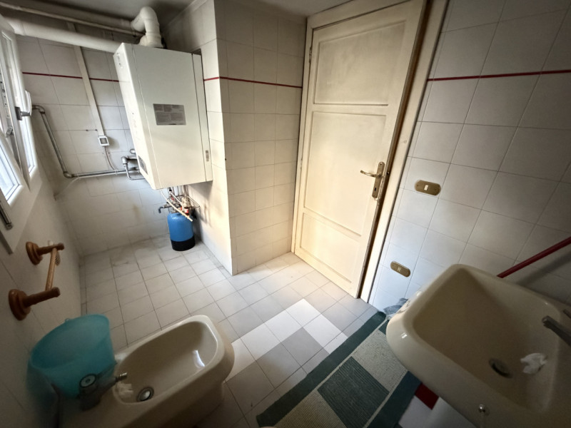 Nel pieno centro di Battaglia Terme, in posizione estremamente comoda ai principali collegamenti ...