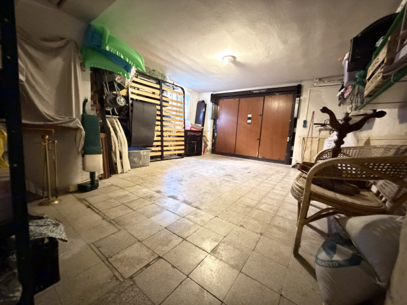 Nel pieno centro di Battaglia Terme, in posizione estremamente comoda ai principali collegamenti ...