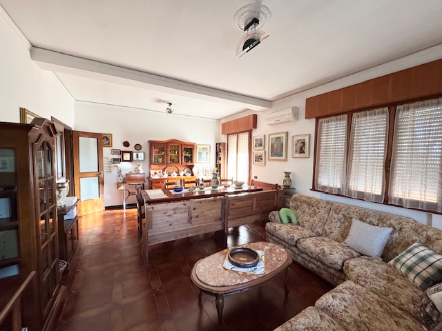 TRAMBACCHE DI VEGGIANO (PD) Porzione di Bifamiliare al piano 1° ed ultimo con ingresso indipenden...