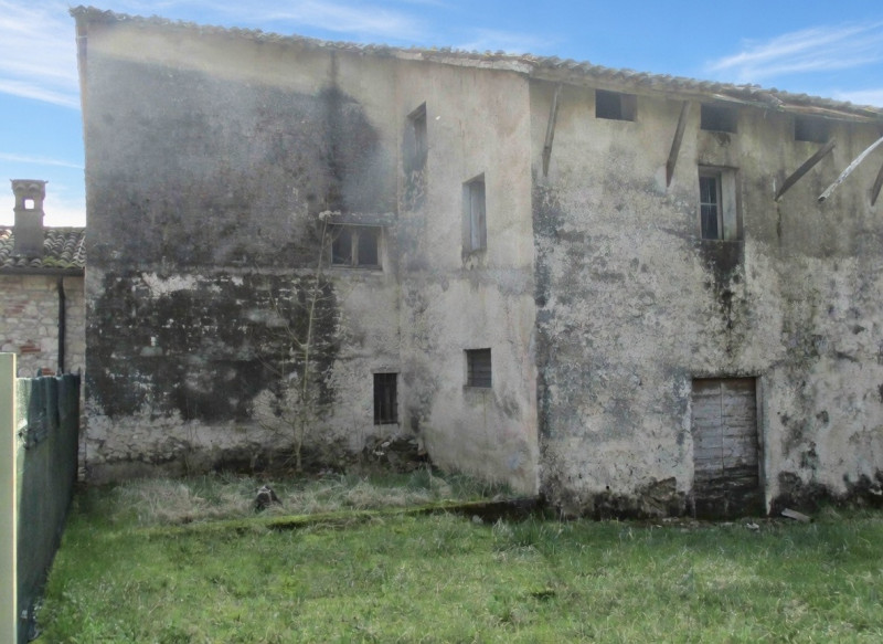 In posizione panoramica e riservata, immersa nel verde della località Valdilonte a Castelgomberto...