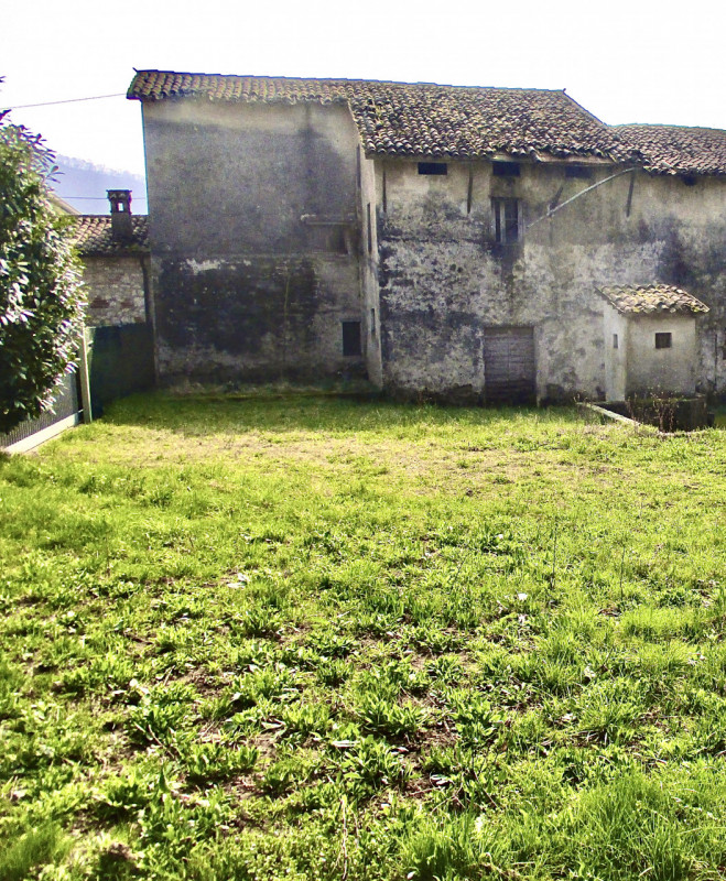 In posizione panoramica e riservata, immersa nel verde della località Valdilonte a Castelgomberto...