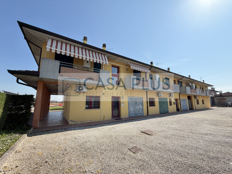 Campo San Martino, in un quartiere vicino ai principali servizi e alle nuove costruzioni, in una ...