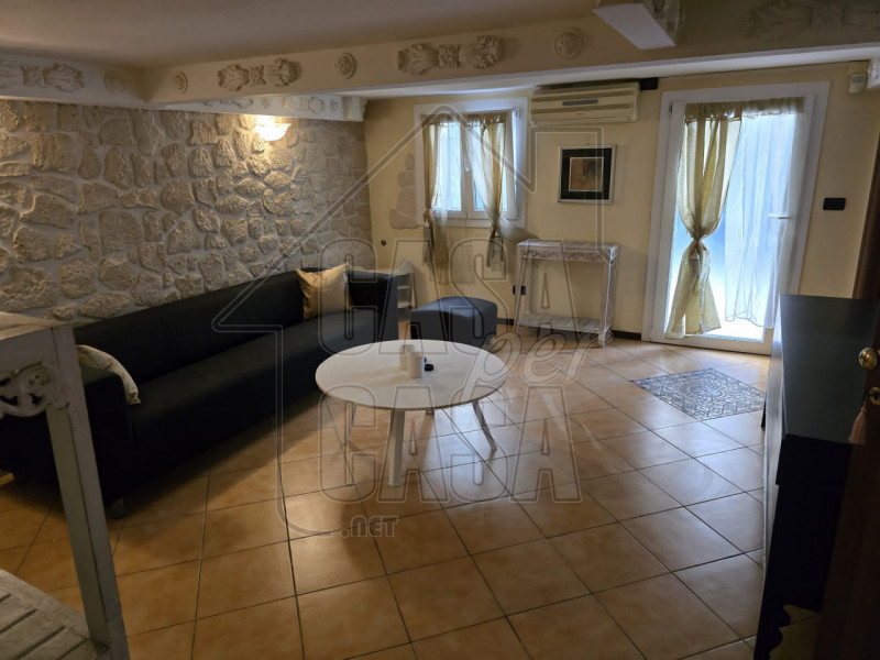 Rif. PDAFF     Marilena 3277153302
Grazioso appartamento con giardino privato – 50 mq

In zona tr...