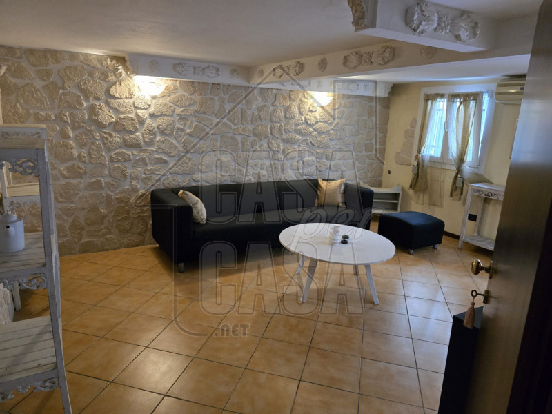 Rif. PDAFF     Marilena 3277153302
Grazioso appartamento con giardino privato – 50 mq

In zona tr...