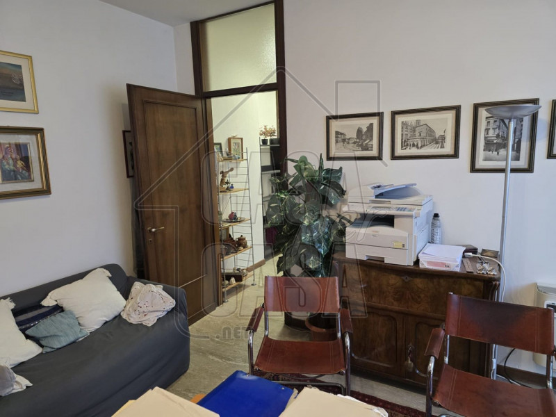 PDDEG   Marilena 3277153302
Ufficio arredato con possibilità di cambio destinazione

In posizione...