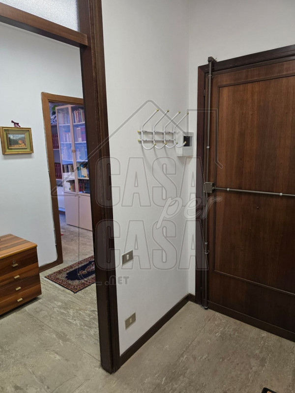 PDDEG   Marilena 3277153302
Ufficio arredato con possibilità di cambio destinazione

In posizione...