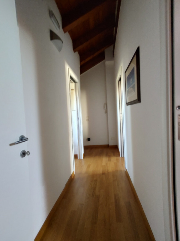 SAVONAROLA – PORTA TRENTO | ATTICO CON TERRAZZA 50 MQ E VISTA PANORAMICA SUL CENTRO STORICO

Scop...