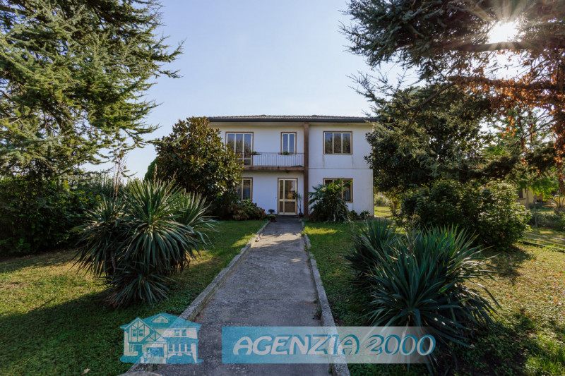 LA CASA PERFETTA PER TE!!! CON AMPIO GIARDINO E ADDIRITTURA TRE GARAGE...!!!, IN POSIZIONE TRANQU...