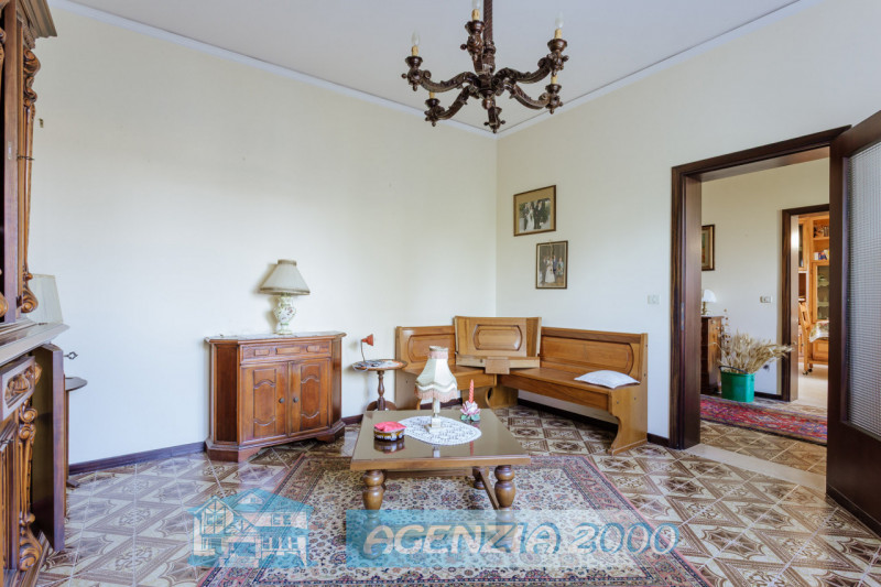 LA CASA PERFETTA PER TE!!! CON AMPIO GIARDINO E ADDIRITTURA TRE GARAGE...!!!, IN POSIZIONE TRANQU...