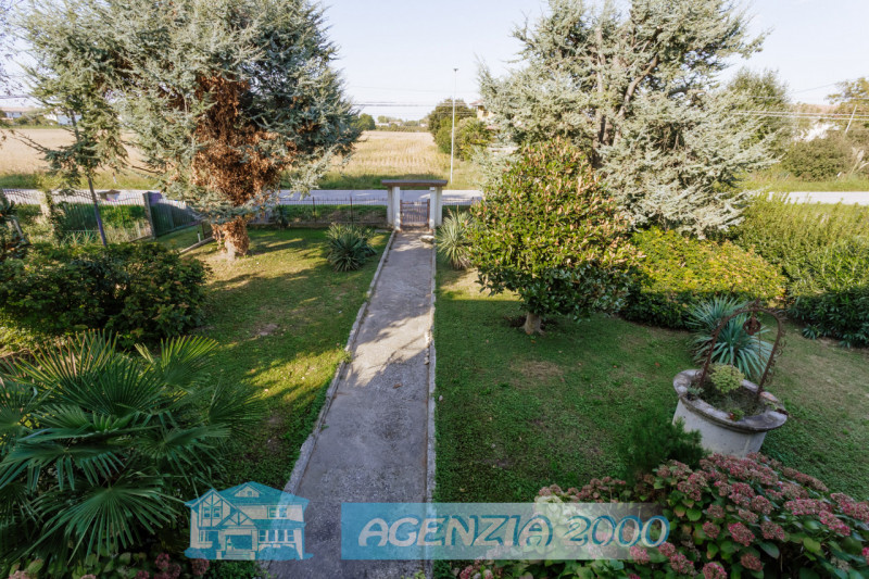 LA CASA PERFETTA PER TE!!! CON AMPIO GIARDINO E ADDIRITTURA TRE GARAGE...!!!, IN POSIZIONE TRANQU...