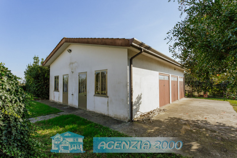 LA CASA PERFETTA PER TE!!! CON AMPIO GIARDINO E ADDIRITTURA TRE GARAGE...!!!, IN POSIZIONE TRANQU...