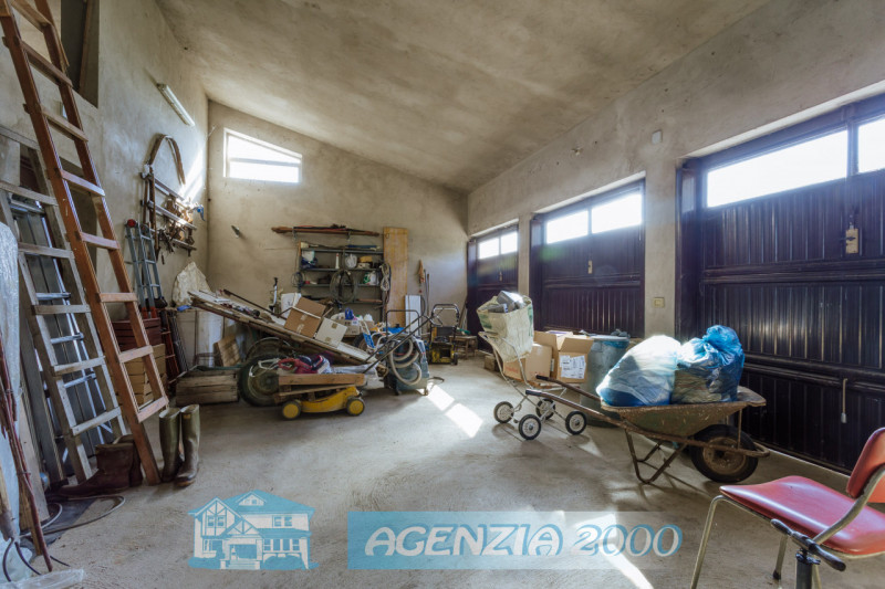 LA CASA PERFETTA PER TE!!! CON AMPIO GIARDINO E ADDIRITTURA TRE GARAGE...!!!, IN POSIZIONE TRANQU...