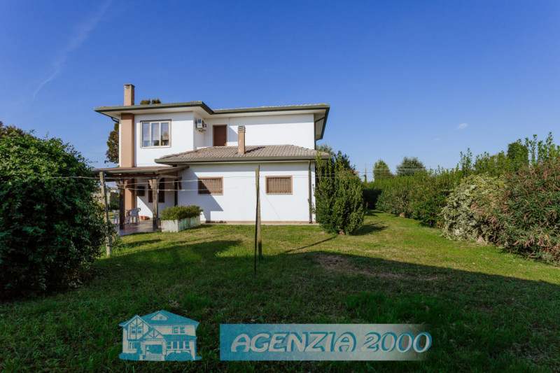 LA CASA PERFETTA PER TE!!! CON AMPIO GIARDINO E ADDIRITTURA TRE GARAGE...!!!, IN POSIZIONE TRANQU...