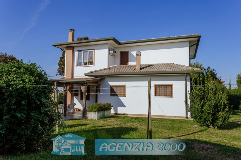 LA CASA PERFETTA PER TE!!! CON AMPIO GIARDINO E ADDIRITTURA TRE GARAGE...!!!, IN POSIZIONE TRANQU...