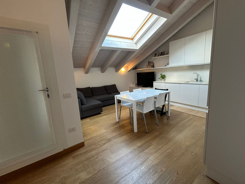 Nella splendida cornice del centro storico, con affaccio suggestivo sui tetti cittadini, proponia...