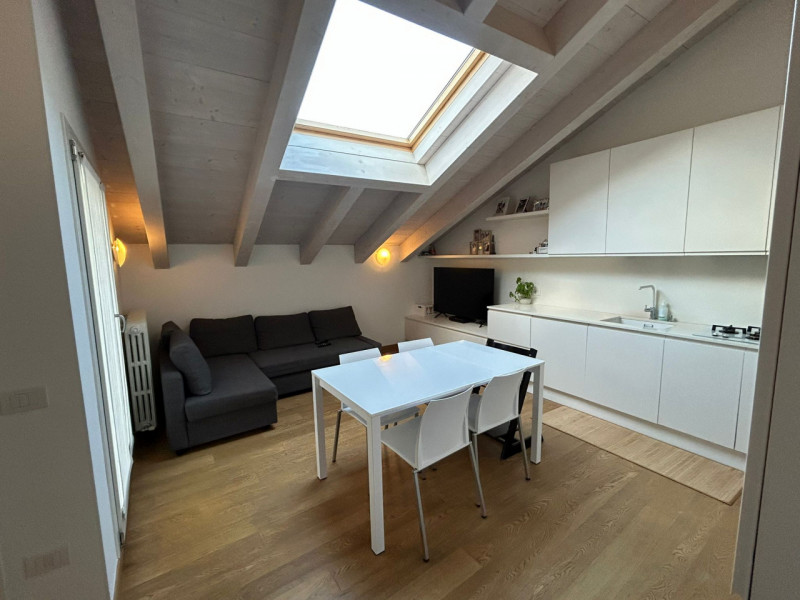 Nella splendida cornice del centro storico, con affaccio suggestivo sui tetti cittadini, proponia...